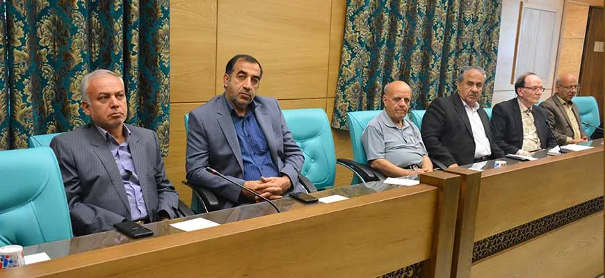 سرکار خانم دکتر صادق رئیس محترم گروه مدیریت سلامت خانواده و جمعیت در خصوص"  تغییرات جمعیتی و عواقب ناشی از آن "ایراد سخن نمودند.سپس پاسخگوی سوالات حاضرین در جلسه شدند